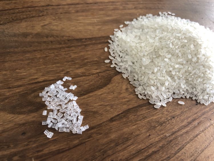 半岛都市报|大米里吃出大量疑似塑料颗粒物,打火机点燃“瘫”成一坨