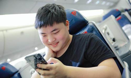 【rw战队】Uzi直播又与卢本伟开黑,无意中说了1句话,弹幕集体炸锅