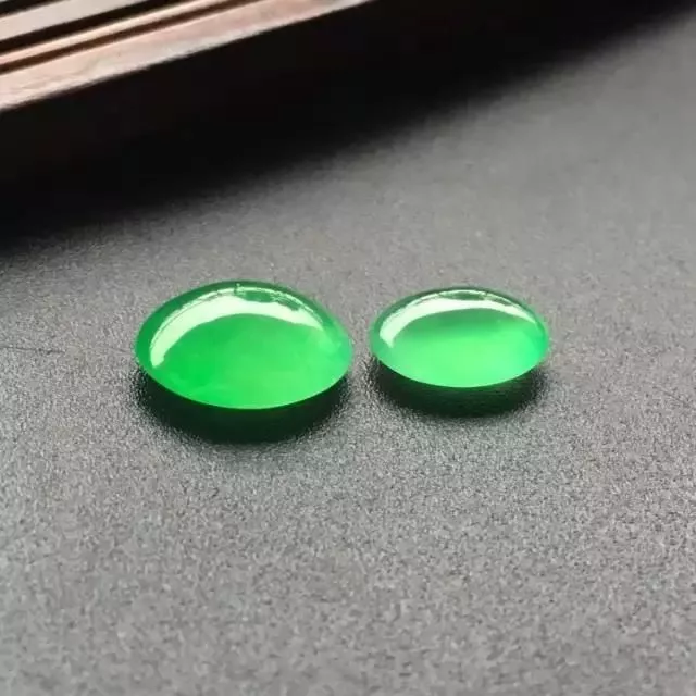「小叶紫檀」翡翠好还是祖母绿宝石好？