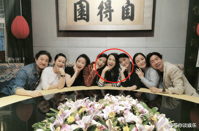 「章子怡」章子怡晒同学聚会照，妥妥的C位出道，两位“影后”都要靠边站
