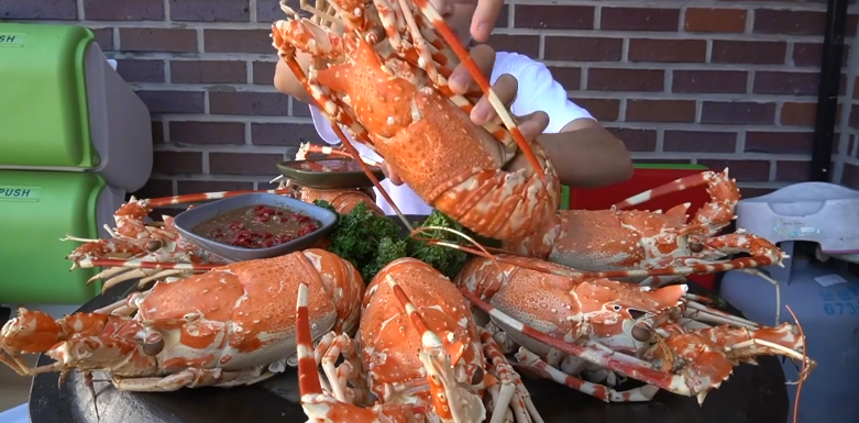 「龙虾」大胃王吃8只“大虾”，以为很有钱，掰开后，网友：吃不起别装！