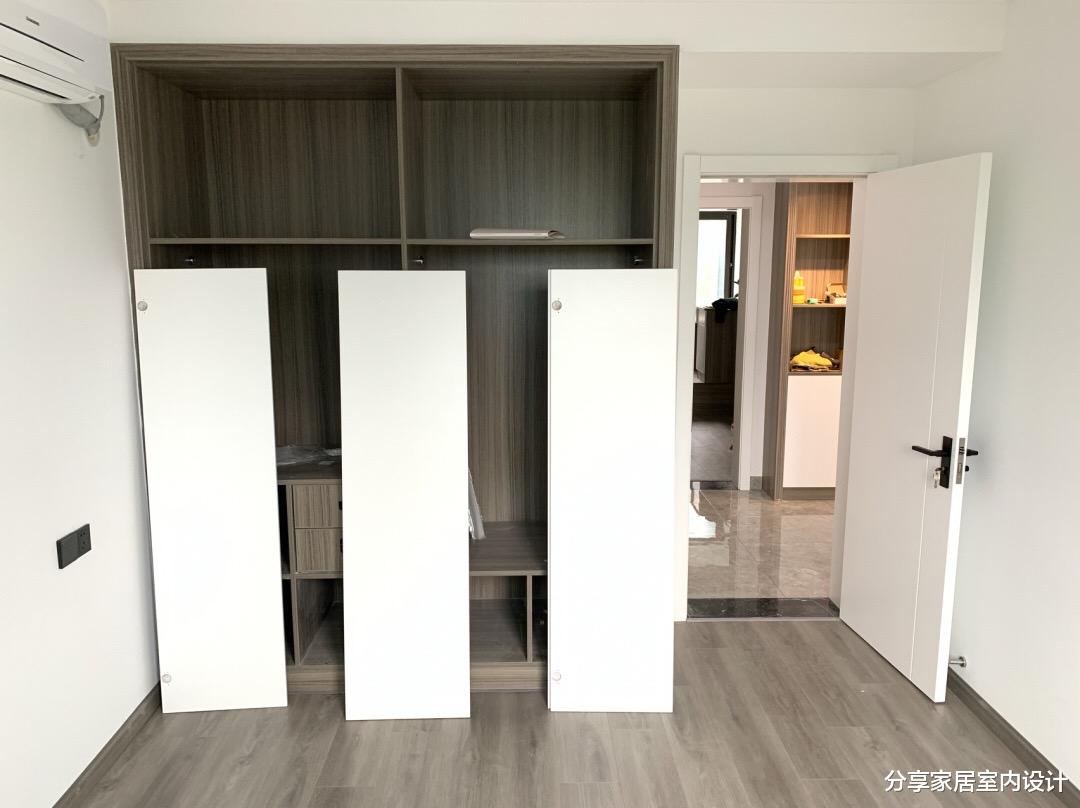 |三个月硬装完工，墙面刮白，地面铺灰色瓷砖，效果非常满意，晒晒