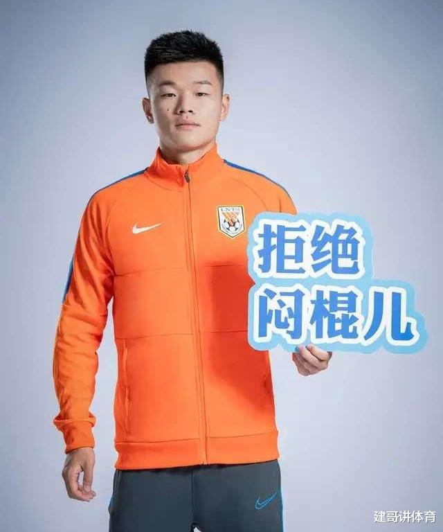 山东鲁能|鲁能前锋的小动作惹起争议，鲁蜜：这应该李霄鹏要干的活