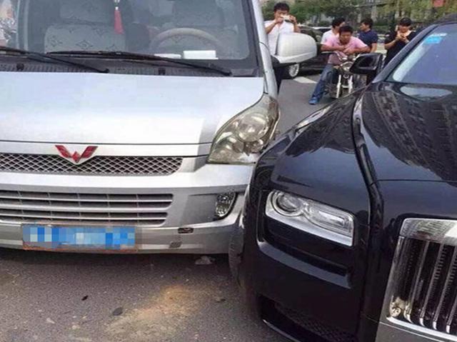 劳斯莱斯|面包车撞上百万劳斯莱斯，车主淡定抽烟丝毫不怕：看看车后面写着啥