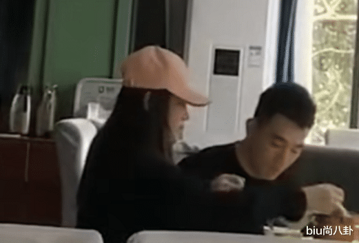 张馨予：何捷带张馨予和爸妈吃饭，看到酒壶放的位置，就知道他有多宠她！