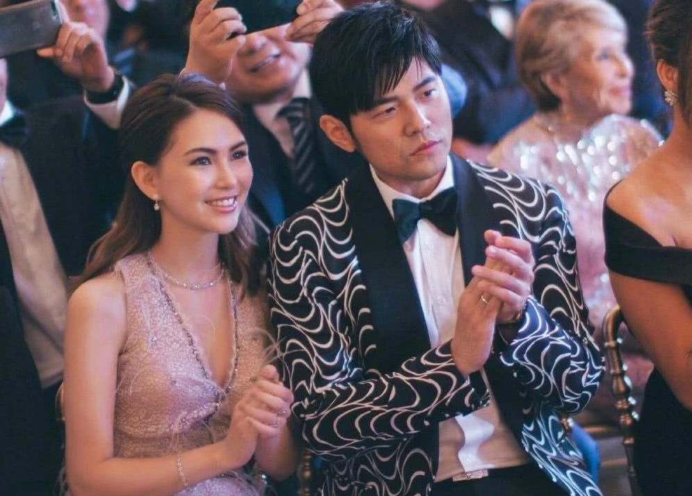 奶果的妈咪 昆凌翘臀平腹全靠后期P图，腹肌消失变成小肉肚，真怀上三胎了？