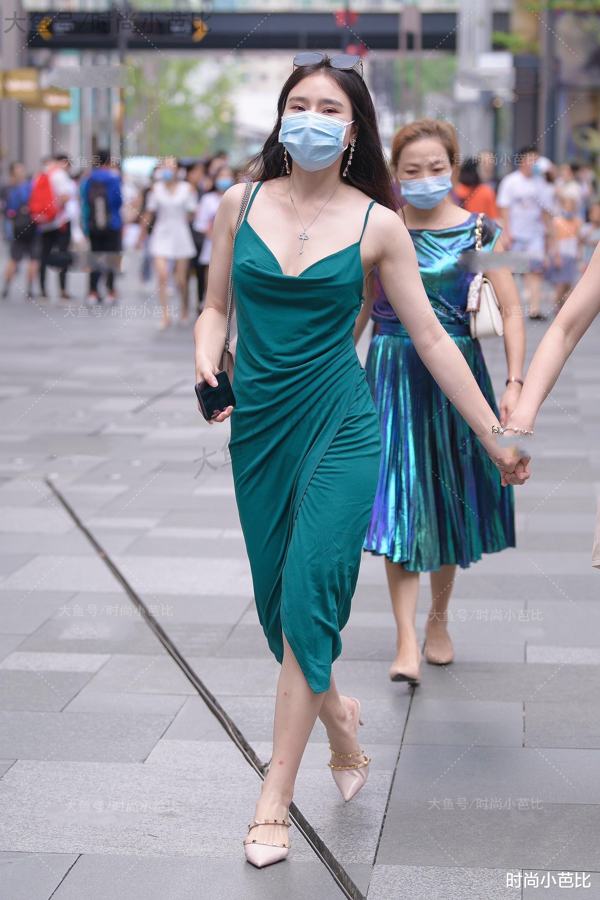 长裙|墨绿色修身长裙,质感高级,设计感十足