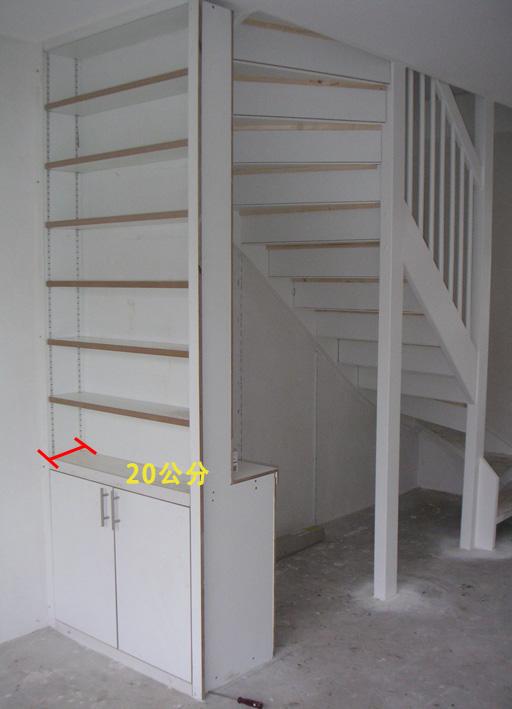 「」楼梯下做储物间,媳妇灵机一动侧边装20公分宽置物架,越看越满意