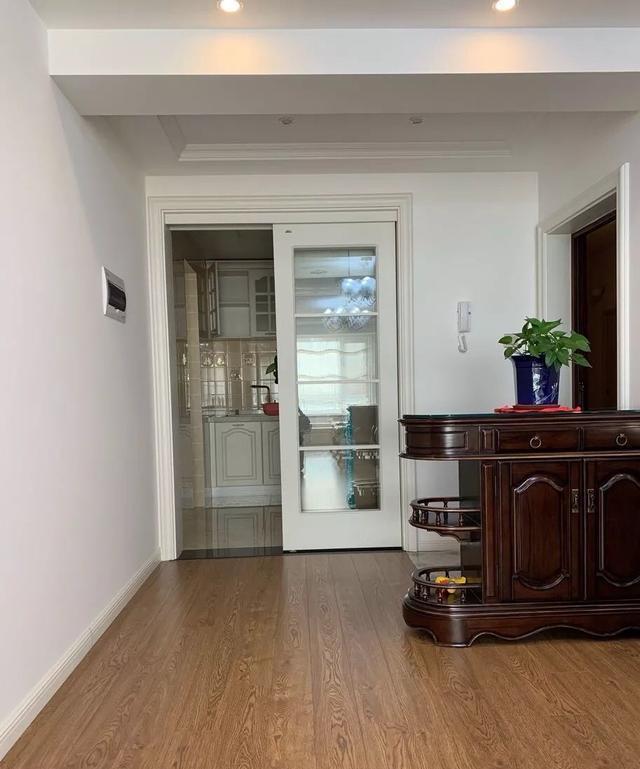 |新房装修完工，坚持买成品家具，摆上就后悔了真难看，又不实用