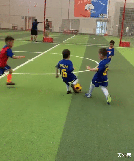 巴塞罗那■6岁中国天才小将火了！牛尾巴信手捏来，全网赞叹：送去巴萨吧