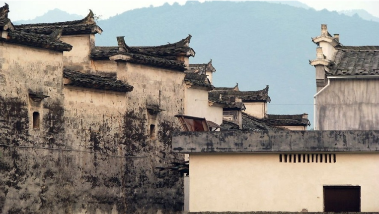 古镇▲中国一古镇无人光顾,古镇内被商家占领,几分钟要收取几十元