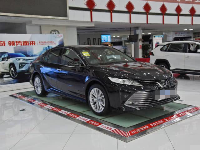 [丰田凯美瑞]丰田真没在怕的，油耗一低，销量不请自来，大众无可奈何