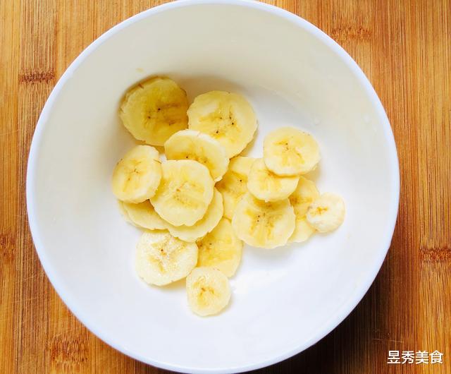 「香蕉」早餐~牛奶鸡蛋这样做,孩子抢着吃,香甜柔软又营养,五分钟上桌