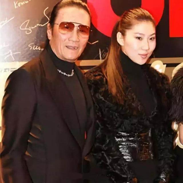 「谢贤」83岁谢贤宝刀不老，穿白色运动套装身材似超模，满脸皱纹却帅掉渣