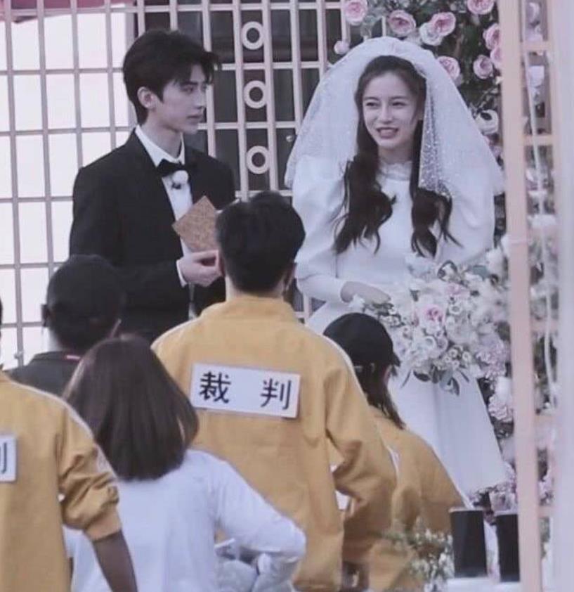 「关晓彤」关晓彤baby同穿婚纱录《跑男》却被喊话显壮硕，网友：脖子短肩宽显壮