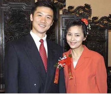 黄志忠|黄志忠：被前妻捧13年后成弃子，转身另娶她人，如今过成了这样