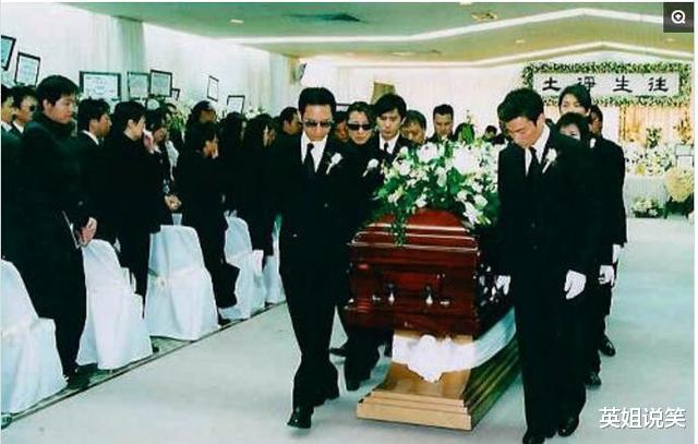 梅艳芳|梅艳芳葬礼：八位大佬扶灵送殡，谢霆锋抬遗像，上万歌迷沿街送别