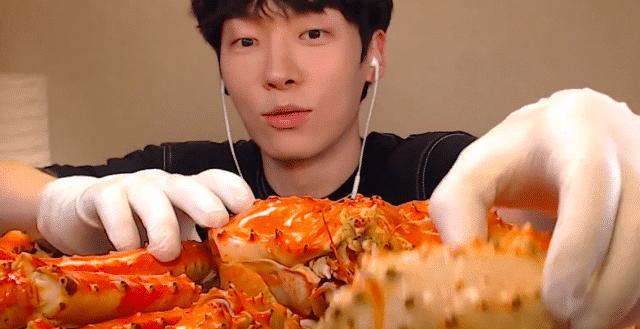 蛋糕▲“网红大胃王”吃播假的“可怕”！火锅底料是蛋糕，龙虾竟是塑料