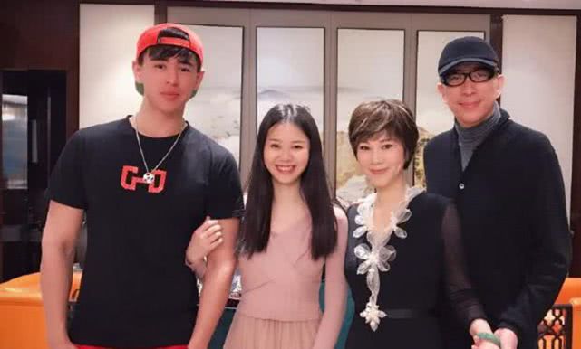 「许昕」她曾是乒坛一姐，却烟酒不离身，许昕都是她培养出来的！