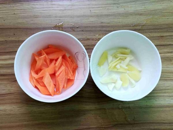 【芹菜】芹菜和“它”天生一对，一周吃2次，排出黑宿便，燃脂瘦出小蛮腰