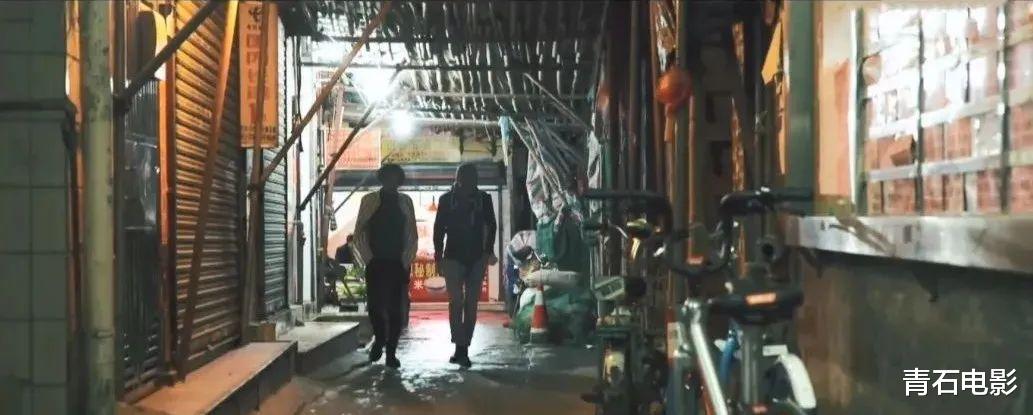 五条人|草根乐队年年有,凭什么“土得掉渣”的五条人能火到出圈?