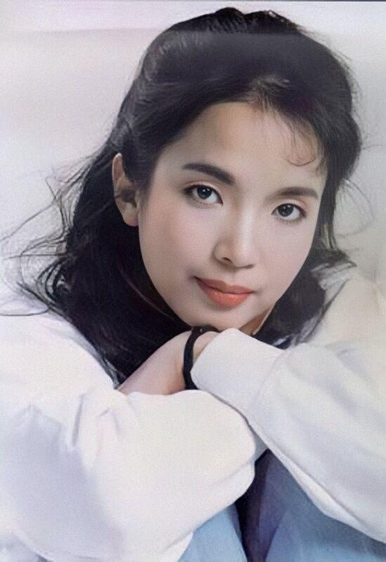 运动|吕丽萍也赶时髦，白纱披肩配哈伦裤酷拽飒气，留锅盖刘海年轻不少