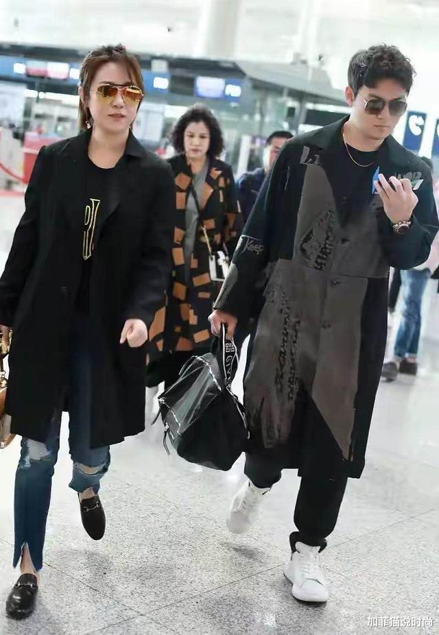 「周冬雨」马丽真霸气！左手名牌包右牵小11岁老公亮相，鲜肉老公撒娇太可爱了吧