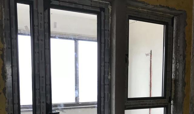 |断桥铝窗怎么选？平开和推拉哪个更隔音更防雨防风？为什么？