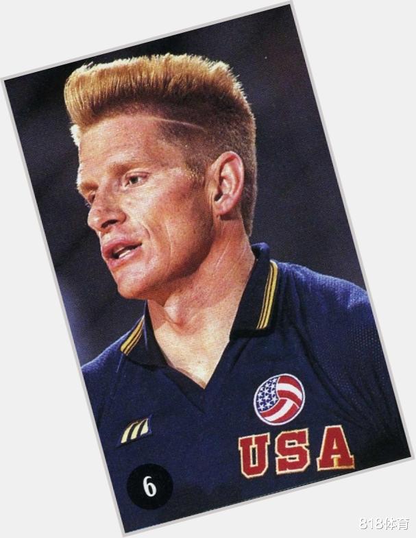 『胡卫东』58岁珍妮巴斯海边漫步风韵犹存!分手禅师单身4年,1人1狗让人唏嘘