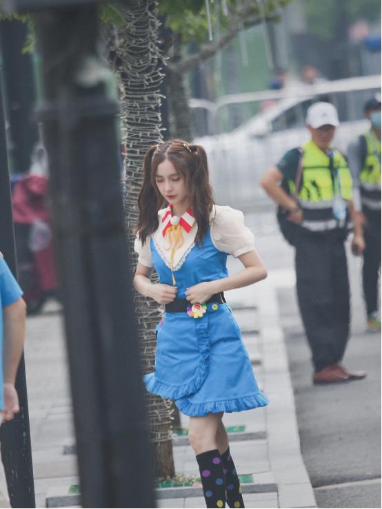 Angelababy|baby最新《奔跑吧》路透来袭，一身“幼儿裙”配双马尾，真会扮嫩