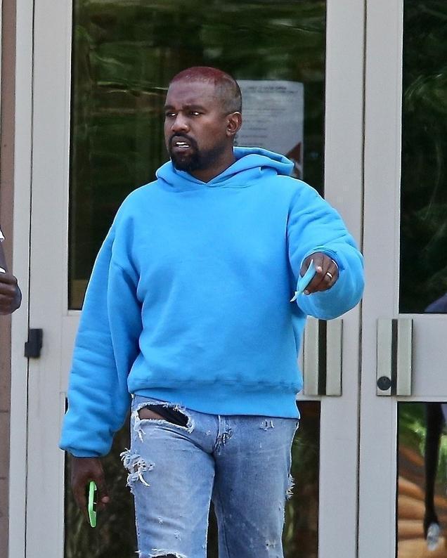 金·卡戴珊|坎爷为竞选总统拼了!与卡戴珊公开撕架,没了老婆穿搭好辣眼