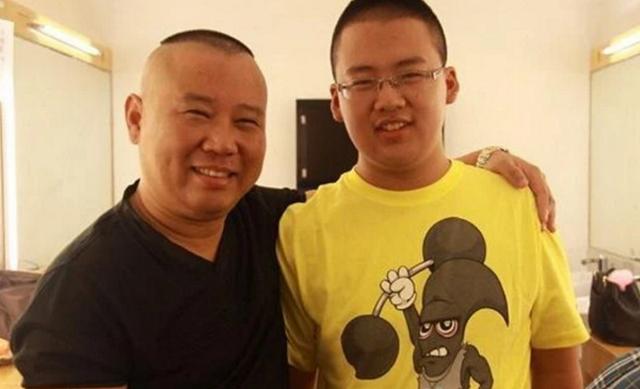 郭麒麟|郭麒麟与亲生母亲同框，母子样貌神似，网友：果然儿子长相随妈