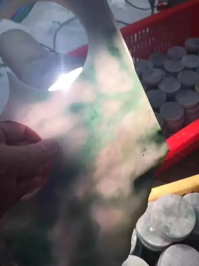 「翡翠」这块翡翠原石花的值！切出60多支飘花手镯 ！