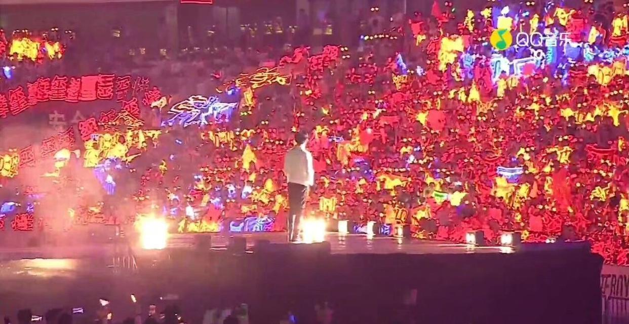 演唱会|TFBOYS即将举办七周年演唱会，来看前几年帝国姐姐们的灯牌比赛