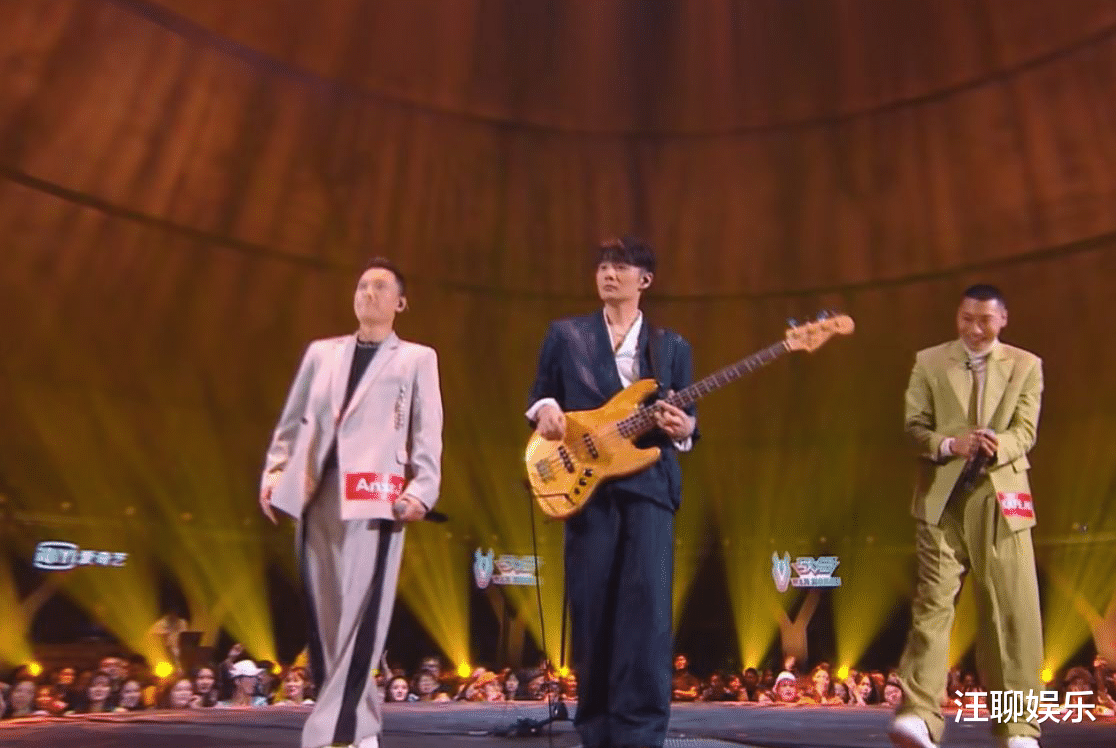 吴亦凡|中国新说唱:小白被淘汰,吴亦凡情绪失控,摔下麦克风后转身离开