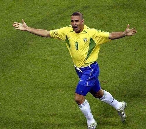 [巴塞罗那]20岁的世界足球先生，加盟巴萨赛季打进47球，为何只效力了一年？