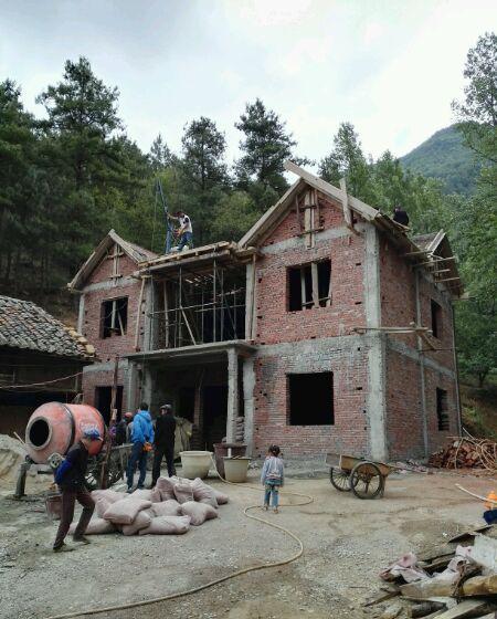 父亲用我的30万建房, 瓦贴的歪歪扭扭, 面砖太丑, 房子完工后我想哭