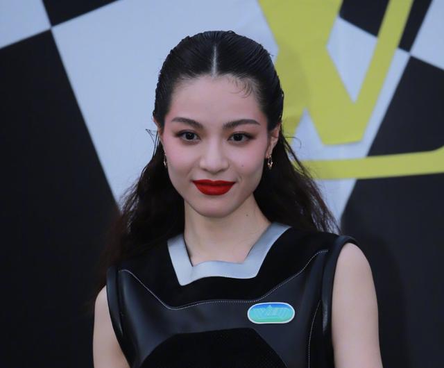 迪丽热巴|大牌看秀现场生图：热巴疲态尽显，虞书欣星味全无，欧阳娜娜脸肿