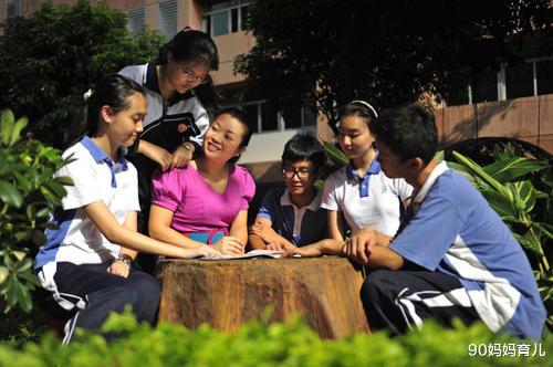 教师|老师未收到学生鲜花,情绪失控发飙,道出了多少教师的“委屈”