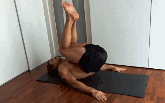 「健身」38岁大叔没有啤酒肚，一身肌肉活成27岁的样子，坚持健身10年