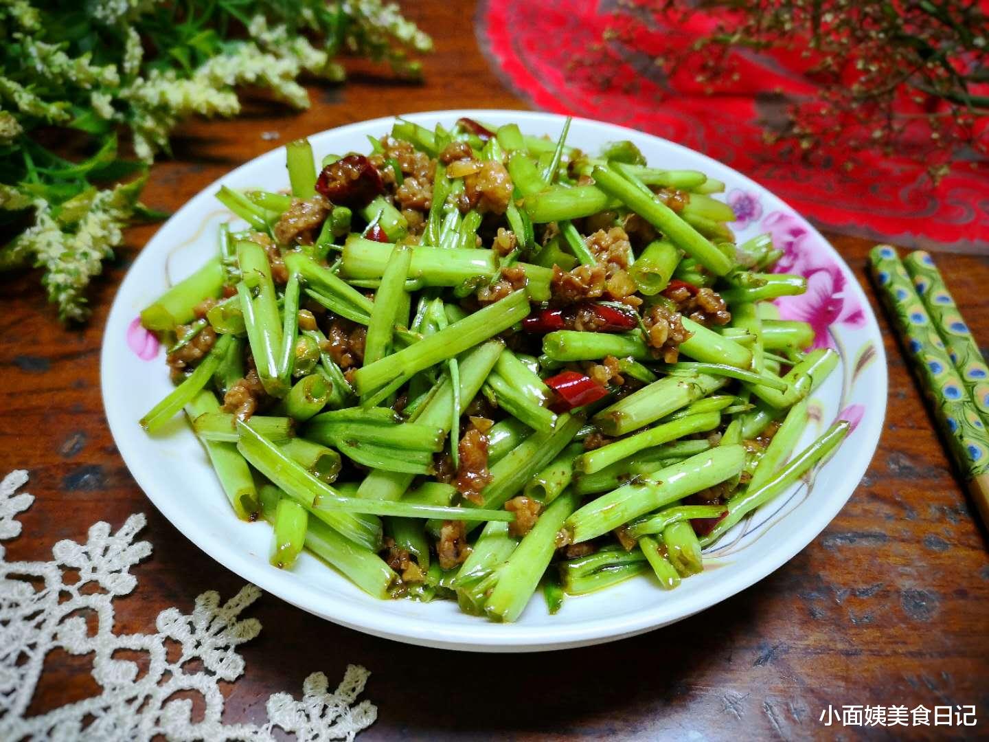 「西红柿」立夏后,这碱性蔬菜要常吃,钙含量是西红柿的12倍,却才2元一斤!