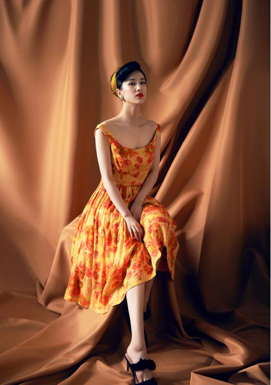 「穿衣搭配」黄圣依的“复古”造型真美，印花裙配发带，一身优雅气质太迷人