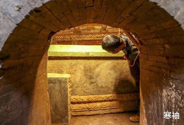 遵义@意外发现的千年之墓，埋藏着一口纯金棺材，连用的钉子都是纯金的