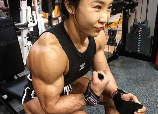 |140斤的姑娘，一身精致的肌肉，尤其是背阔肌，极具视觉冲击