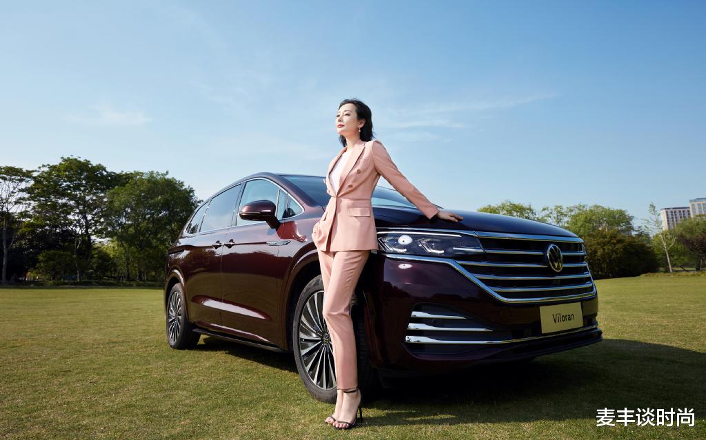 『高跟鞋』李纯真拼，穿高跟鞋脚背都是垂直的，配粉色西装成霸气女总裁