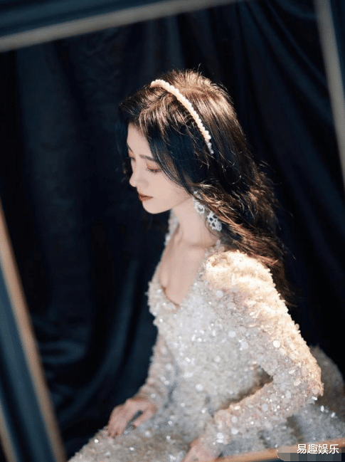 鞠婧祎|鞠婧祎全球仅一件的定制礼服，结果去年秦岚穿过，品牌方回应了