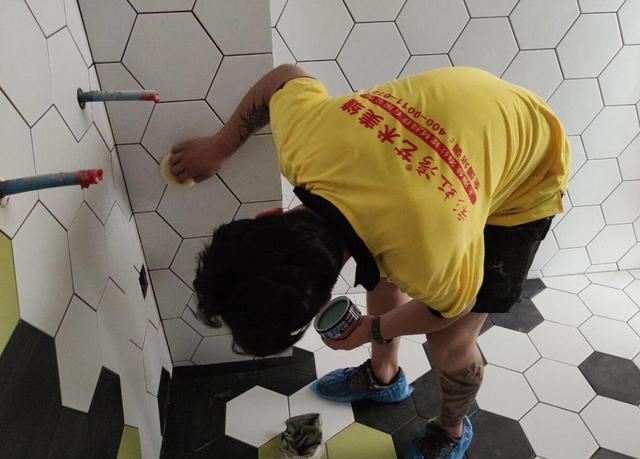 |老公看到师傅这样做美缝，气的连钱都不想给，直说师傅把瓷砖毁了