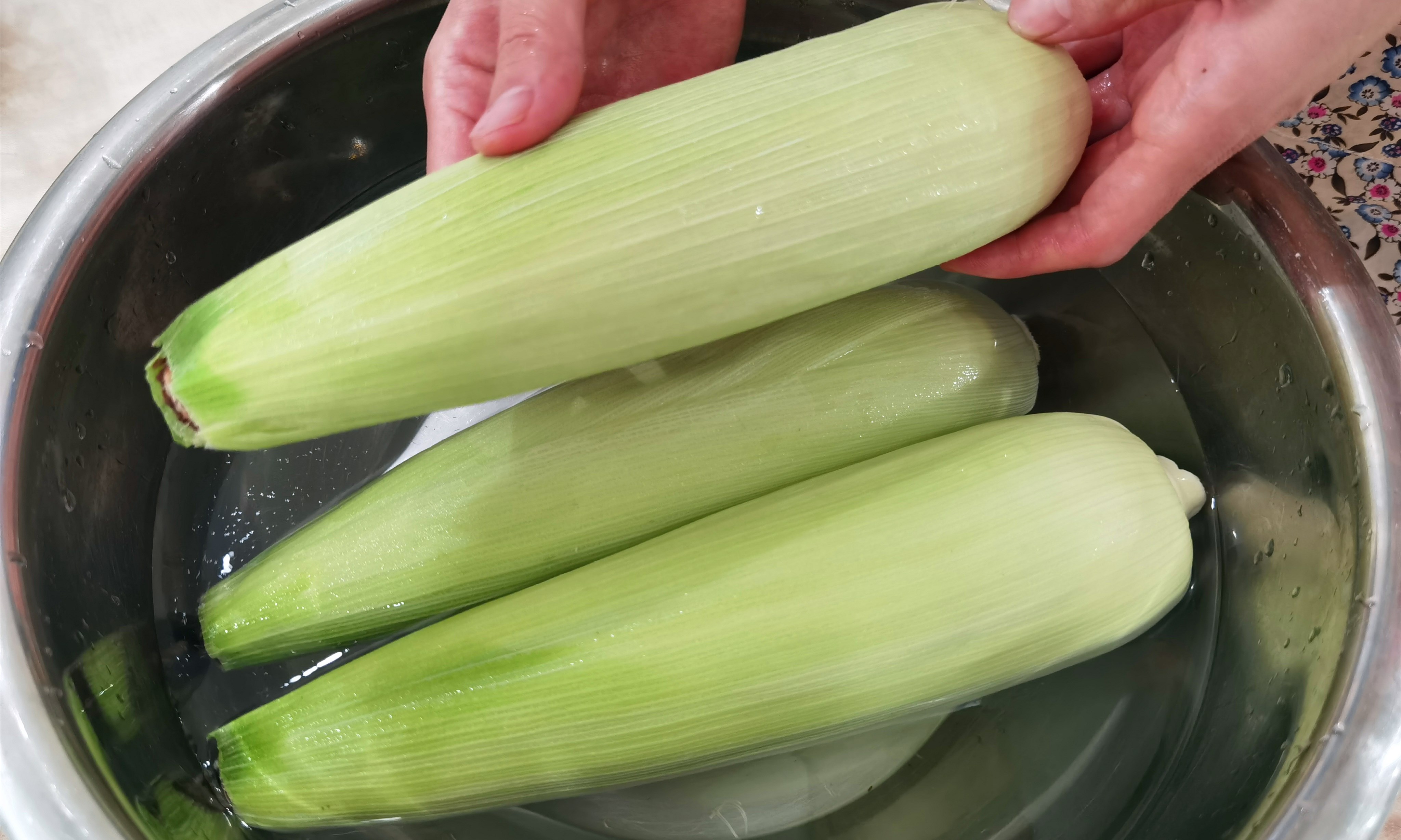 玉米|煮玉米时，万不可只用清水煮，多加这2样东西，玉米更加香甜软糯