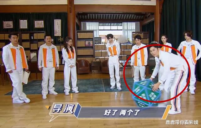 「关晓彤」baby蔡徐坤扔骰子，都有特写镜头，看到关晓彤，差别很明显！