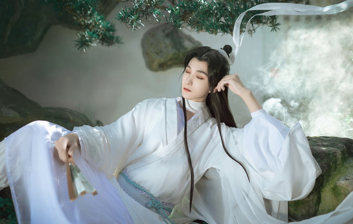 谢怜|《天官赐福》谢怜COS，俊美而不女气，“漫画手”打破次元壁